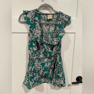 ADORABLE FLORAL GREEN TOP THAT TIES AT SIDE. SIZE SMALL EXCELLENT CONDITION